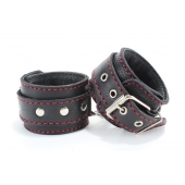 Черные наручники из натуральной кожи с красной строчкой - БДСМ Арсенал - купить с доставкой в Дзержинске