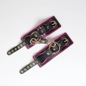 Черные кожаные наручники с розовой строчкой - Crazy Handmade - купить с доставкой в Дзержинске