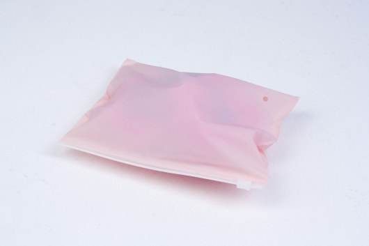 Черные базовые наручники из кожи с красной опушкой - Лунный свет - купить с доставкой в Дзержинске